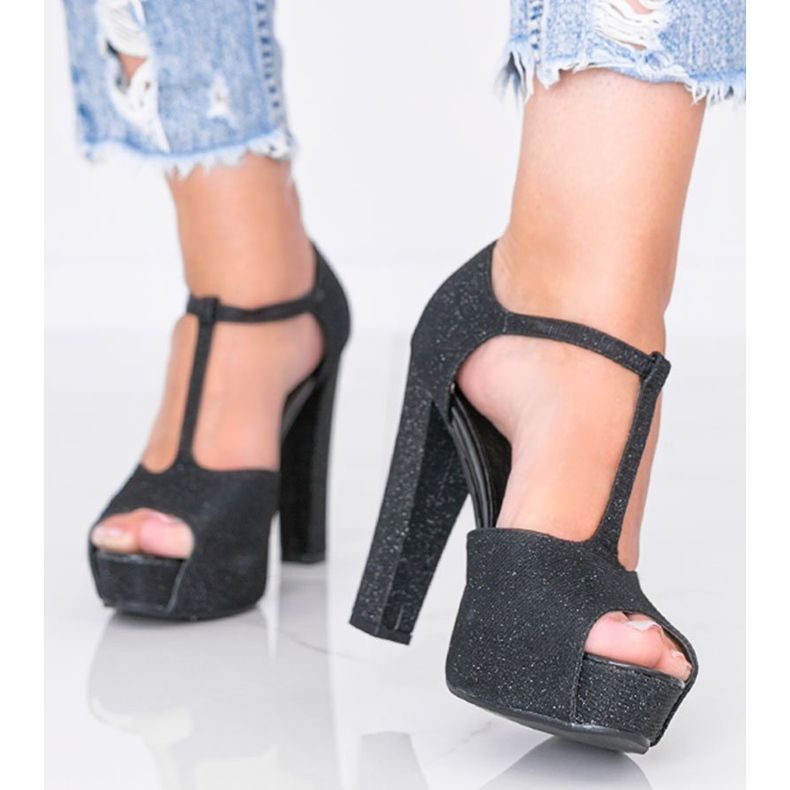 Pumps nere lucide sul post di Elissa nero 1