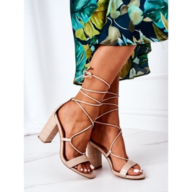 PS1 Sandali allacciati su una passerella beige 1