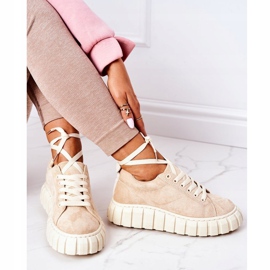 Sneakers in pelle scamosciata sul beige qualunque 2