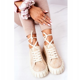 Sneakers in pelle scamosciata sul beige qualunque 1