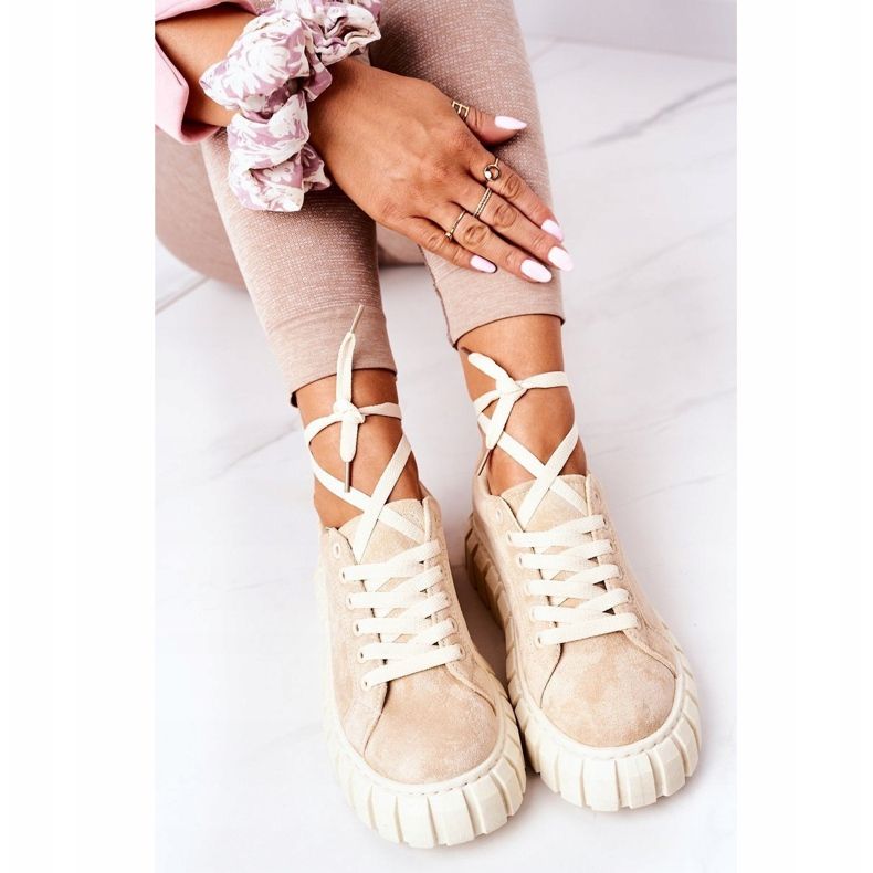 Sneakers in pelle scamosciata sul beige qualunque 1