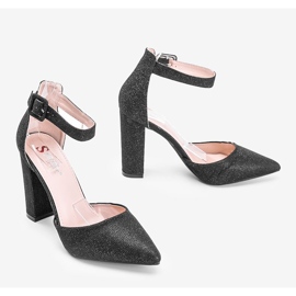 Pumps nere lucide sul post di Mila nero 1