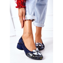 Décolleté in pelle scamosciata Maciejka 04835-17 Blu navy con fiori 2