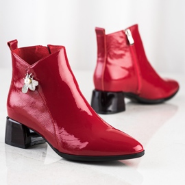 ARTIKER Eleganti stivali in pelle con ornamento rosso 1