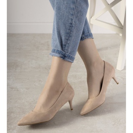 Décolleté beige con tacco basso di Ferri 1