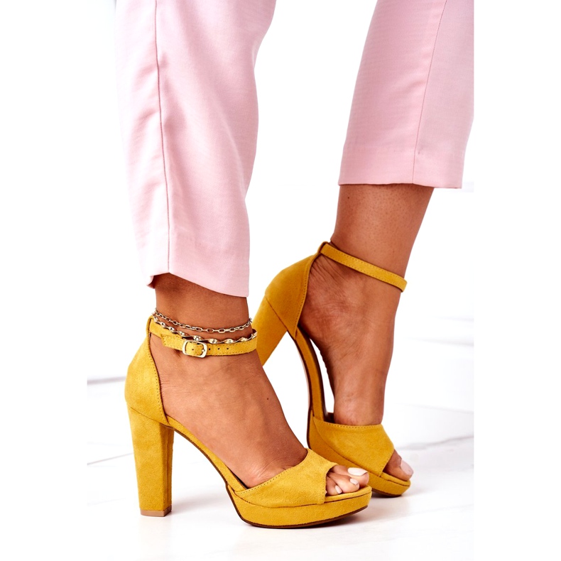 Sandali in pelle scamosciata femminile sul post giallo 3