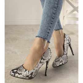 Décolleté in bianco e nero con motivo a pelle di serpente Lasota 1