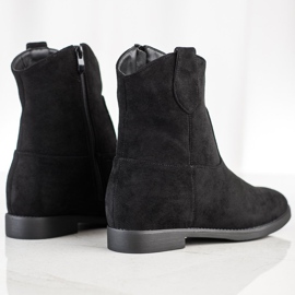 J. Star Cowgirl nere su un cuneo nero 1