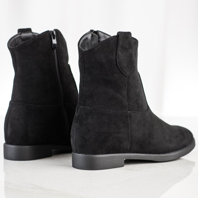 J. Star Cowgirl nere su un cuneo nero 1