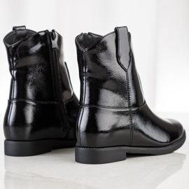J. Star Cowgirl nere su un cuneo nero 1