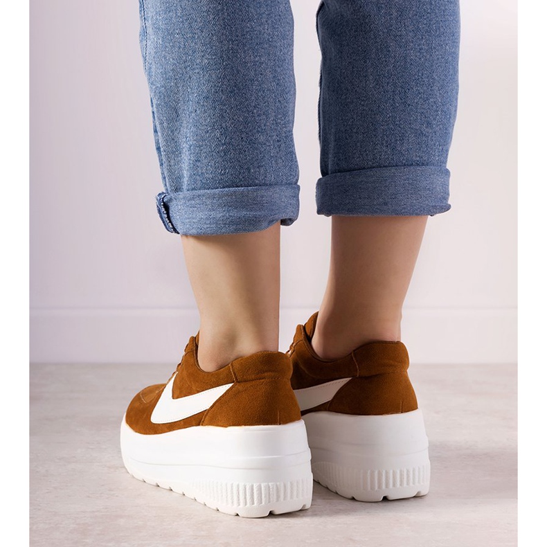 Sneakers sportive marroni con suola alta Chillout marrone 2
