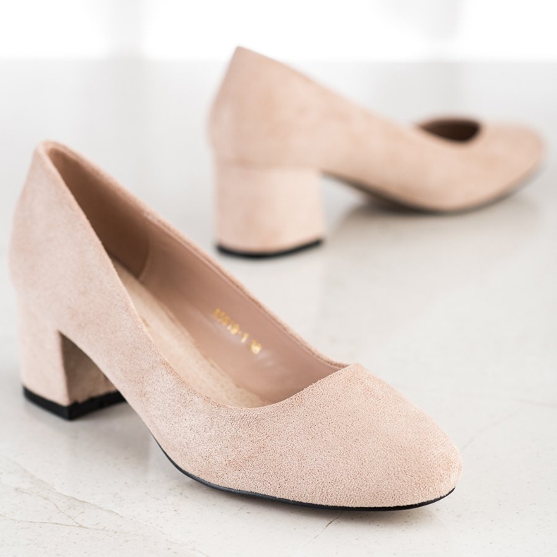 Sabatina Pompe su un ampio pilastro beige 2