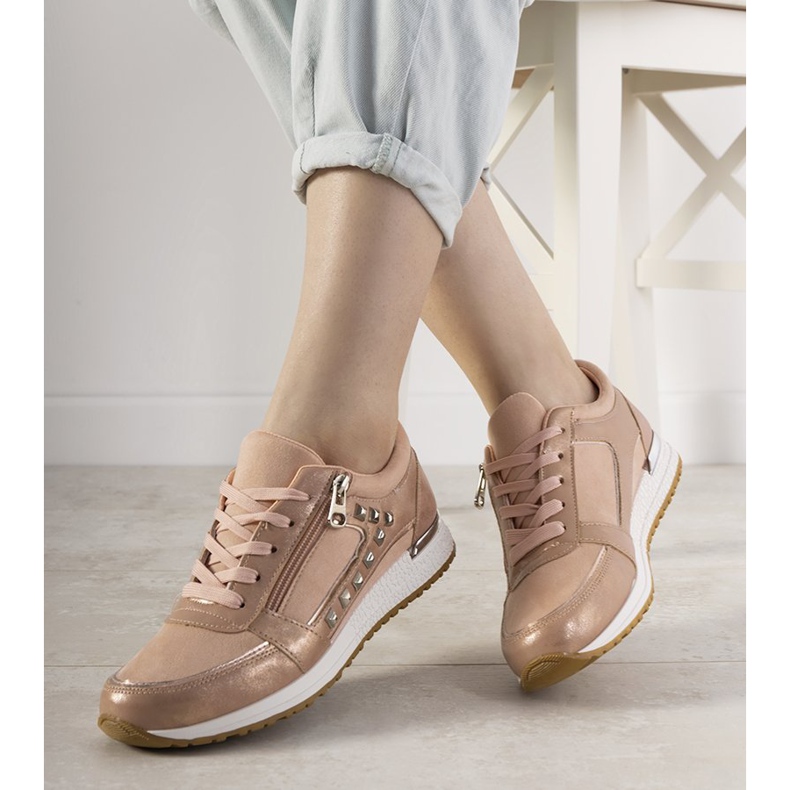 Sneakers sportive rosa decorate con borchie Daphne 1