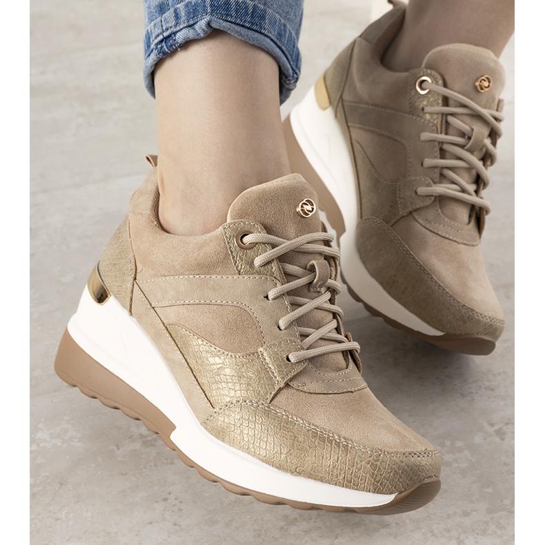 Sneakers beige con motivo a pelle di serpente di Halsey 1