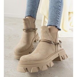 Stivali beige con un braccialetto Fearless 1