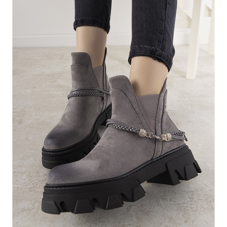 Stivali grigi con un braccialetto Fearless grigio 1