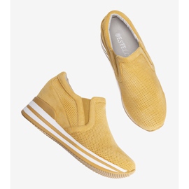 Le sneakers gialle con zeppa di Mina giallo 1