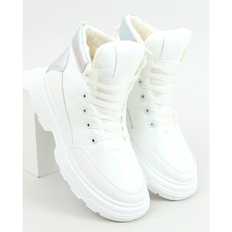Scarpe sportive bianche isolate FA-3357 White bianca 1