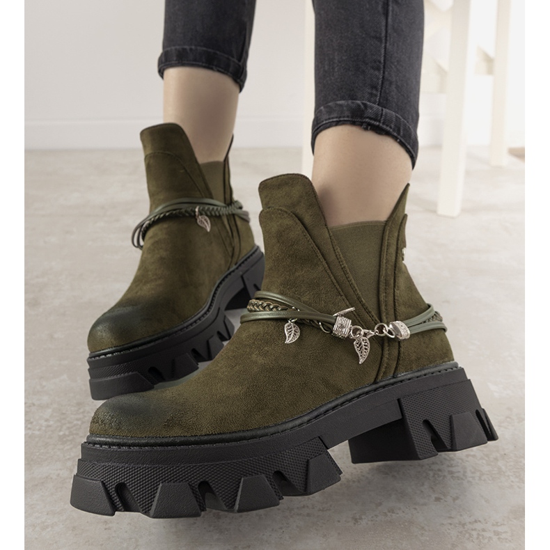 Stivali verdi con un braccialetto Fearless verde 1