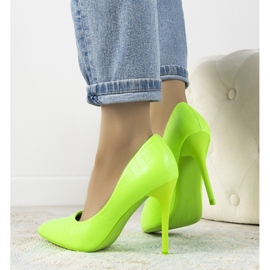 Scarpe con tacco in pelle di coccodrillo ebano verde fluo 1
