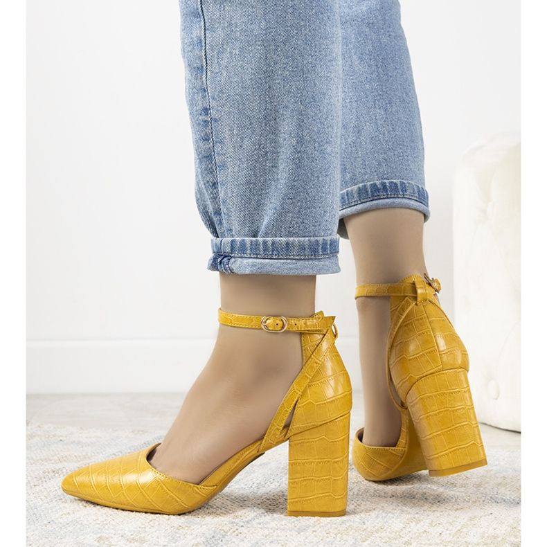 Décolleté di senape sul post di Davies giallo 1