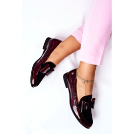 Scarpe brogue da donna Maciejka Mocassini laccati Bordeaux marmorizzato 04099-33 / 00-1 rosso 1