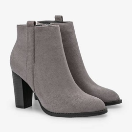 Stivaletti grigi sul post Pinata grigio 1