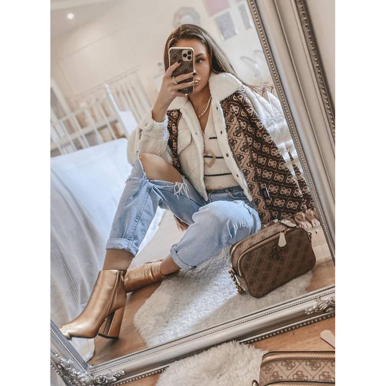 Stivaletti dorati sul post Stomp d'oro 2