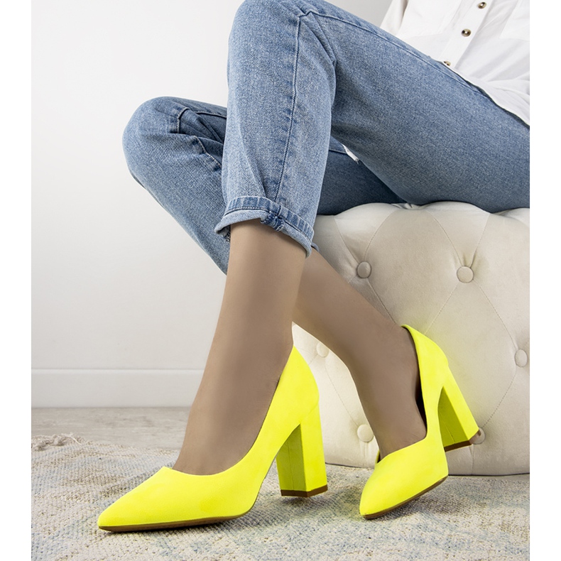 Décolleté gialle al neon sul post di Castles giallo 1