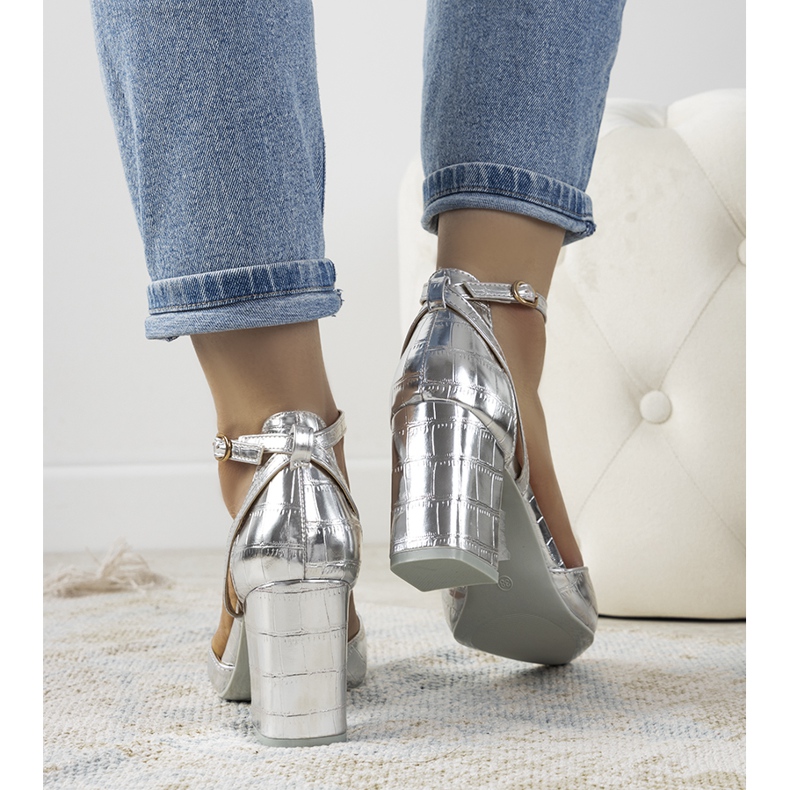 Décolleté argento sul post di Davies 1