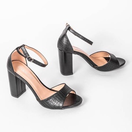 Sandali neri su un post di Milano nero 1