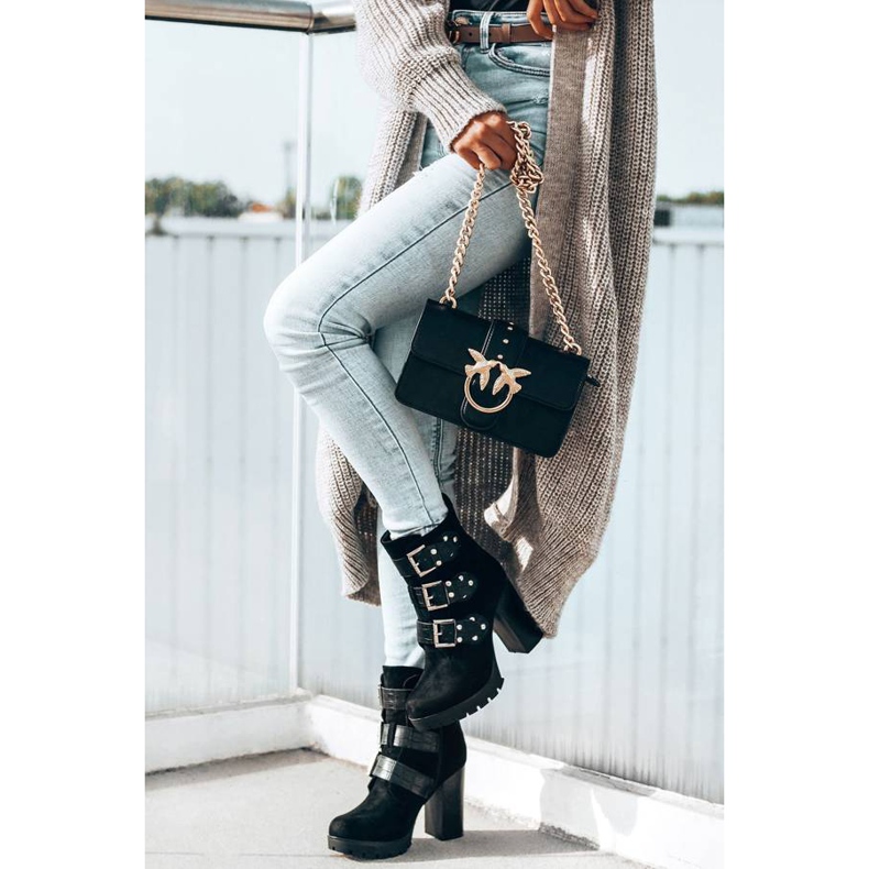 Stivali neri sul post Corgi nero 1