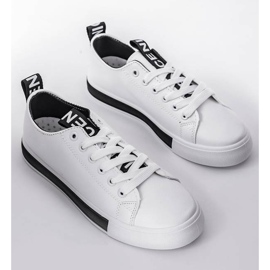 Le sneakers bianche di Alison su suola piatta bianca nero 1