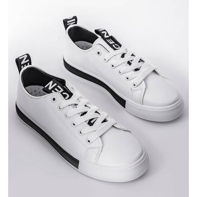 Le sneakers bianche di Alison su suola piatta bianca nero 1