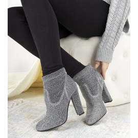 Stivaletti lucidi argento sul post Birgit d'argento 1