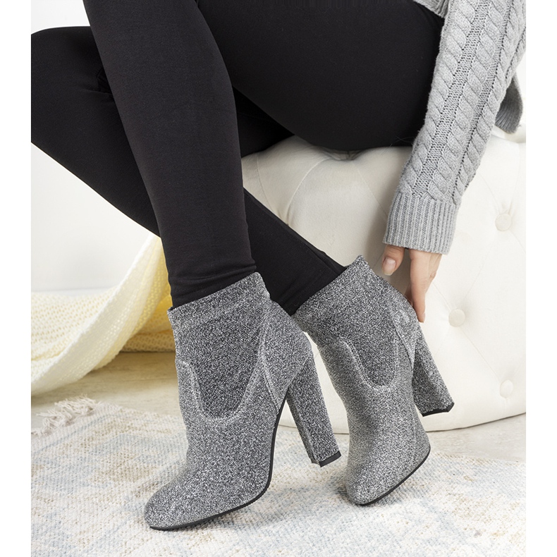 Stivaletti lucidi argento sul post Birgit 1