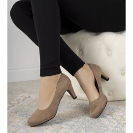 Décolleté beige su spilla di Eiffel 2