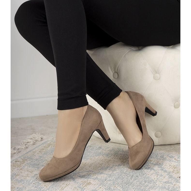 Décolleté beige su spilla di Eiffel 2
