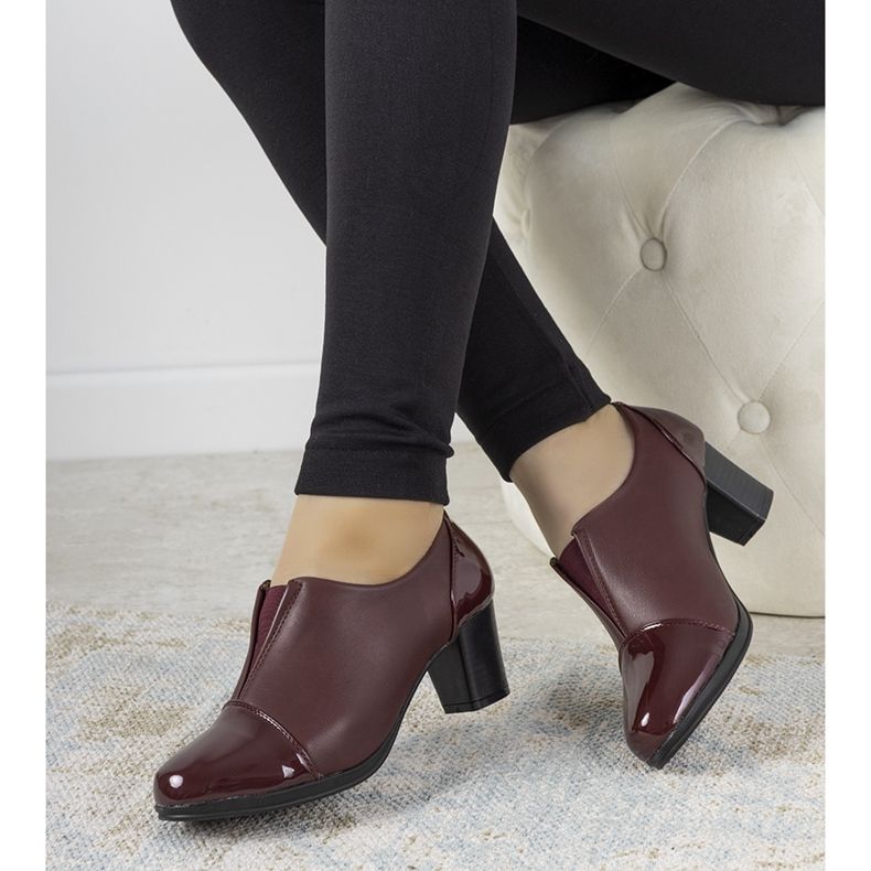 Scarpe bordeaux sul palo del Villareal rosso 1