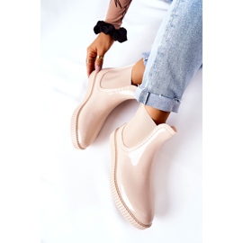 PS1 Stivali da pioggia lucidi su una piattaforma a cascata beige 1