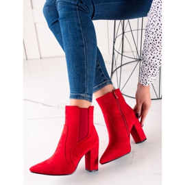 Marquiz Stivaletti rossi alla moda su un palo rosso 1
