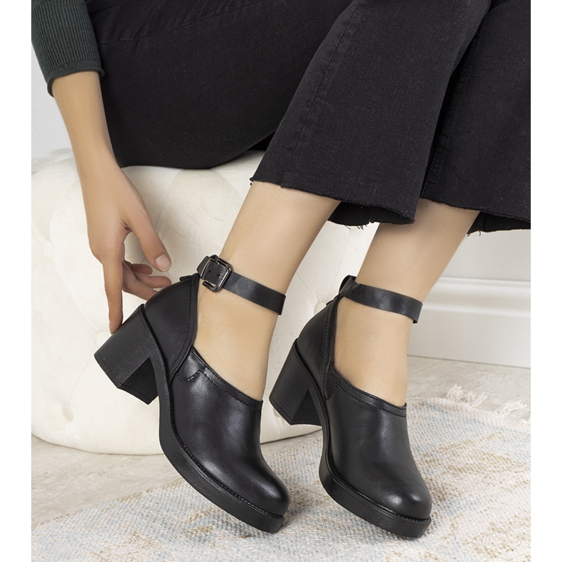 Scarpe nere sul palo di Christiane nero 1