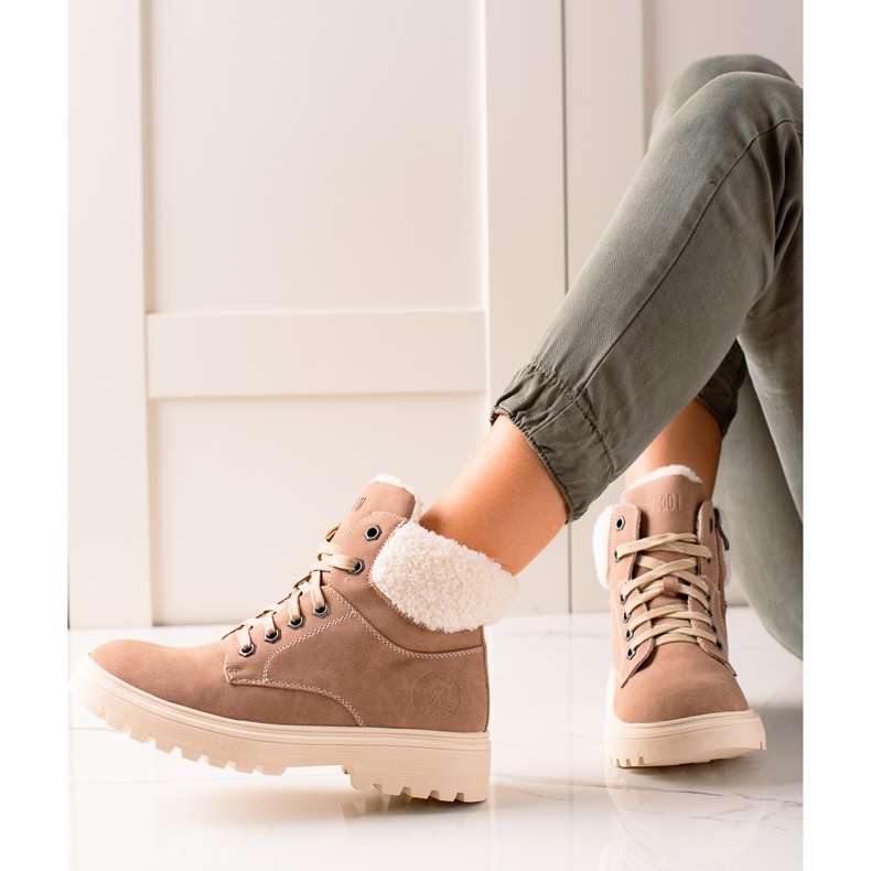 Trapper alla moda realizzati in ecopelle beige 1
