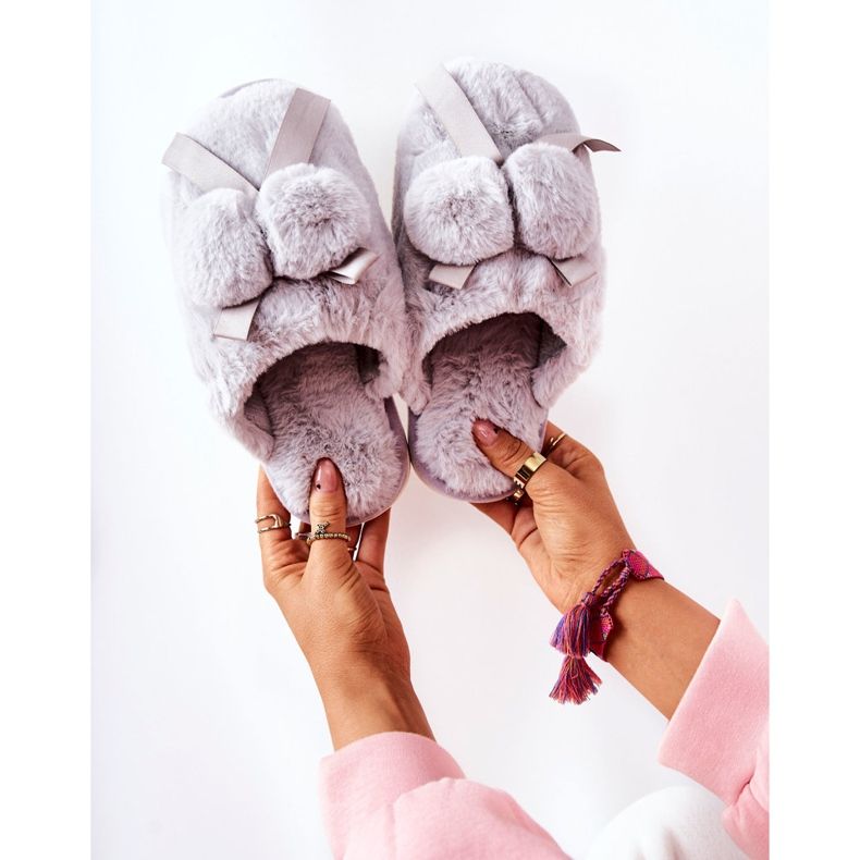 Pantofole di pelliccia grigia Pamppy con pompon grigio 1