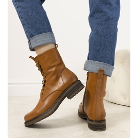 Stivali cammello isolati Muro marrone 1