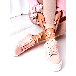 Sneaker rosa femminili sulla piattaforma 1