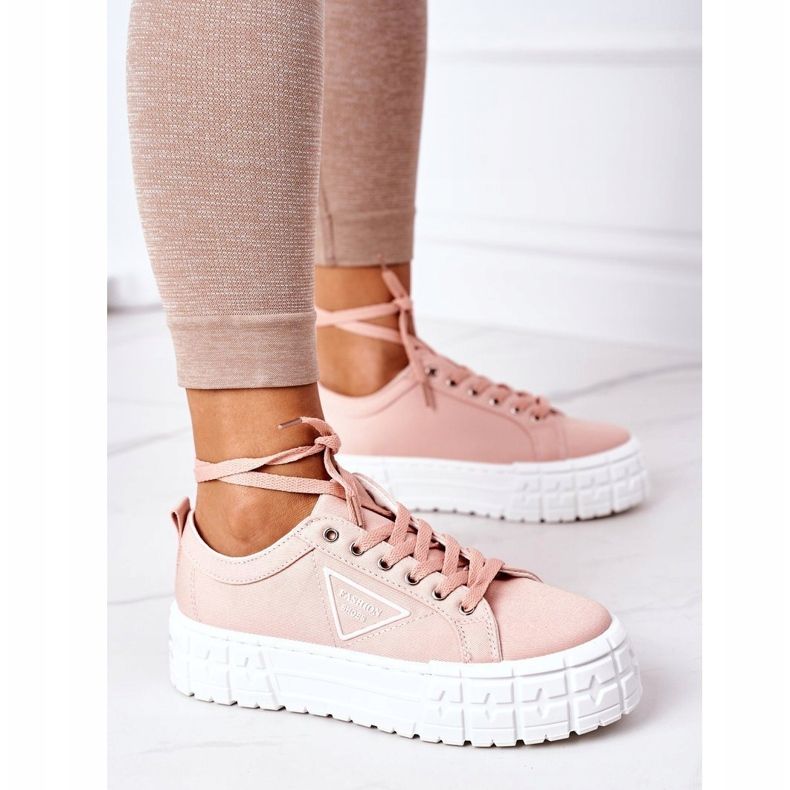 Sneaker rosa femminili sulla piattaforma 6