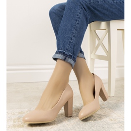 Pompe nude sul post Unos beige 1