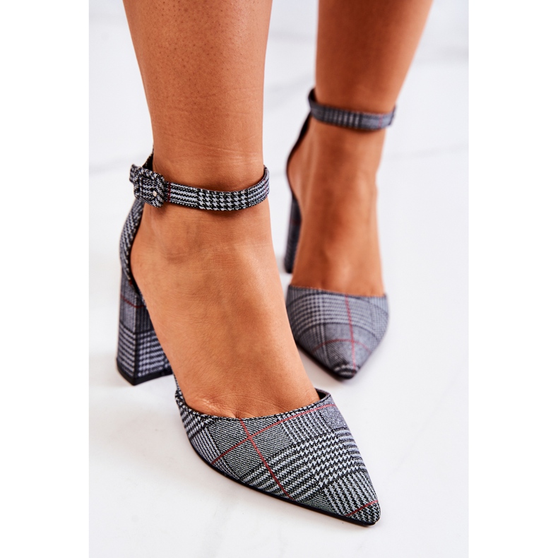 PS1 Pompe Su Un Post Harye A Scacchi In Bianco E Nero bianca 1