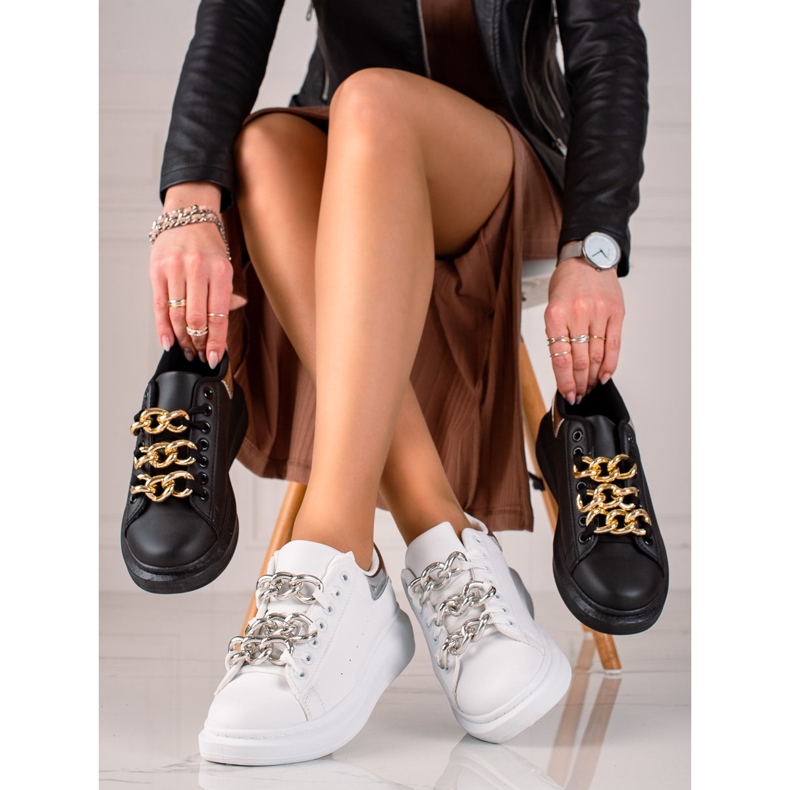 TRENDI Sneak alla moda con una catena bianca 1